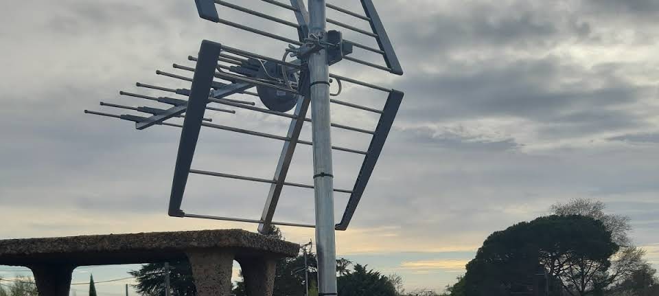 Installation d'antenne et de parabole sur toiture dans l'Ariège